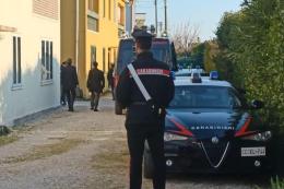 Ucciso e chiuso in due sacchi, caccia al coinquilino