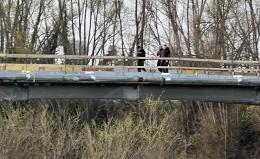 Il ponte è chiuso ma non per tutti