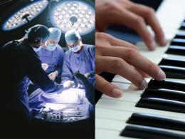 Mentre suona il piano lo operano al cervello