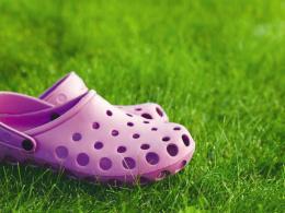 Tensioni nelle scuole USA: divieto delle Crocs tra sicurezza studentesca e moda