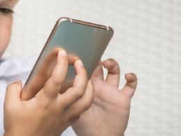 Chiama per ordinare una pizza, bambino salva la madre