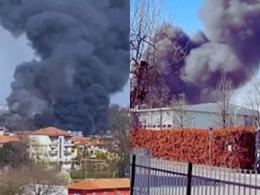 Paura e fiamme alle porte di Milano: brucia l'azienda