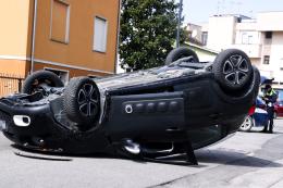 Schianto e paura, strada chiusa