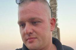 Il padre lo trova morto a letto