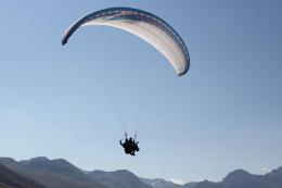 Muore in volo col parapendio a 86 anni