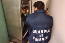 Sporco e cibo scaduto, kebabbaro chiuso