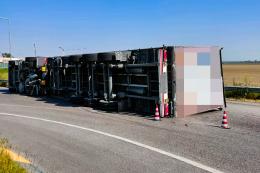 Tir ribaltato e caccia al pirata