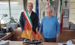 Cucco dona un Bragozzo a Bellaria Igea 