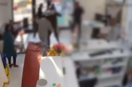 Li rimprovera, aggredito dalla baby gang