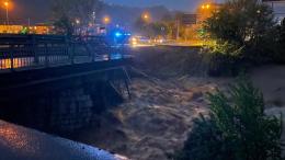 Crolla il ponte, padre e figlio ritrovati senza vita