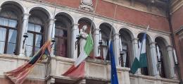 Bandiere a mezz'asta in Comune