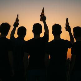 Aggressivi, ubriachi e pure armati