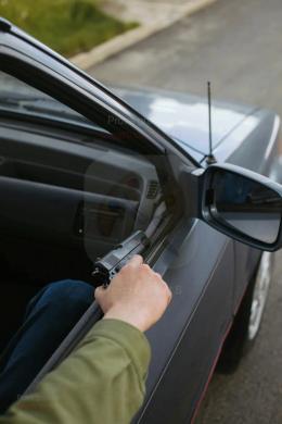 Spara dal finestrino dell'auto, terrore in pieno centro