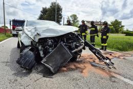 Auto distrutta e strada chiusa a Mardimago