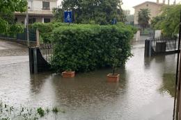 Bomba d'acqua, salvati 15 automobilisti intrappolati
