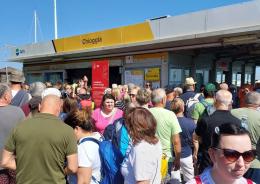 In 200 in coda per il vaporetto