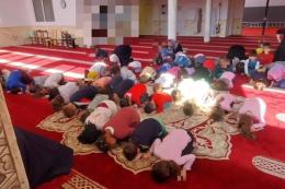 Bimbi in gita in moschea: è scontro