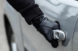 Auto svaligiate, rabbia ai “Casoni”