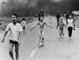 Il World Press Photo sospende l’attribuzione dell’iconica foto del napalm in Vietnam
