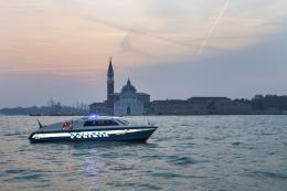 Fugge alla vista della polizia e getta mezzo chilo di hashish in acqua: arrestato