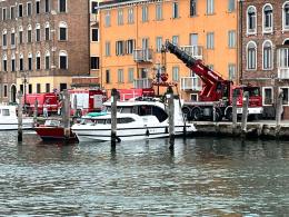 Affonda house boat, arrivano i Vigli del Fuoco