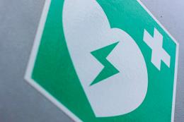 Crolla in farmacia: salvato col defibrillatore