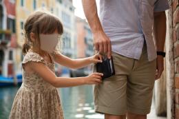 A 10 anni addestrate a derubare i turisti
