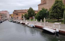 Rifugium Peccatorum assediato da barche