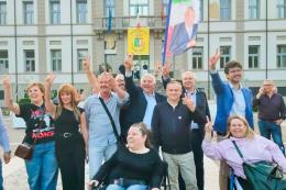 Ore 19.40: esplode la festa per Mario sindaco