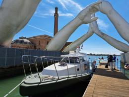 Alba solca la laguna