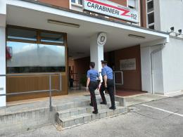 Picchia e ricatta i genitori per soldi: arrestato un 40enne 