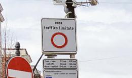 “Stop al permesso biennale per chi abita dentro alla Ztl”