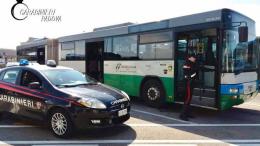 Manda in ospedale l'autista del bus