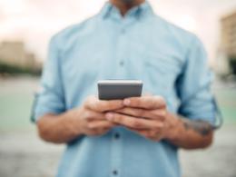Gli tolgono il telefono, adolescente impazzisce