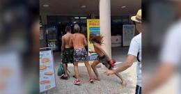Trapper e gestore di piscina, volano gli stracci