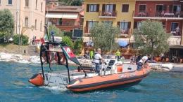 Annega nel lago davanti alla moglie
