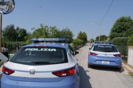 In bilico sul terrazzo: salvata dalla Polizia