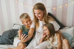 Foto dei figli sui social? Ecco cosa si rischia