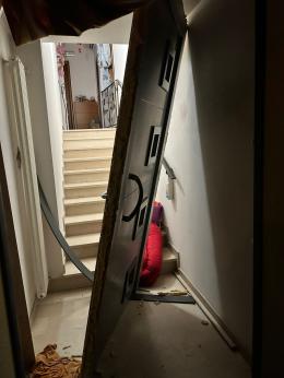 Casa devastata per un pugno di oro