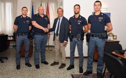  Salvano una ragazza in bilico sul cornicione: il Questore incontra e premia i Poliziotti delle Volanti