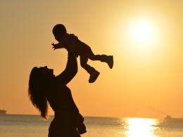 Mamme lavoratrici: arriva il bonus