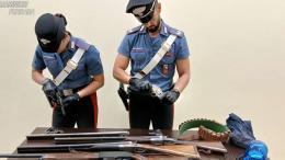 Minaccia i ragazzini con la pistola