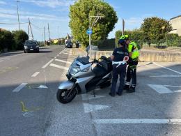 Spaventoso incidente, gravissimo scooterista 70enne 