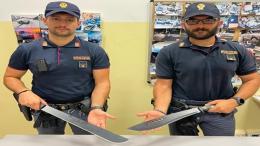 A 17 anni trovato con due machete