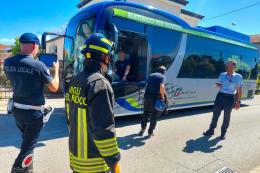 Paura a Boara: autobus semidistrutto nell'impatto