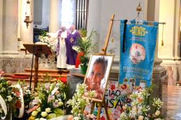 Una folla per l'addio a Elisa