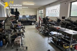 Autofficina e ciglista abusivi, multe e sequestri