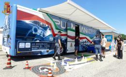 Il bus della polizia di stato contro e stragi in auto