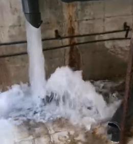 Grossa perdita d'acqua in piscina, arrivano i pompieri