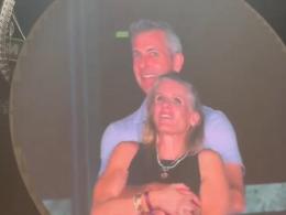 Il bacio rubato al concerto: la fuga social del CEO e della HR finisce in viralità